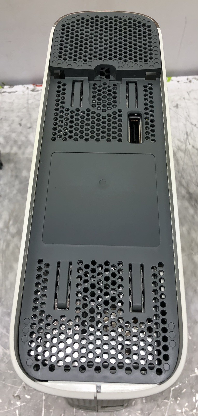 XBOX 360 CONSOLE PWRS ON DISC TRAY DOES NOT OPEN PLASTIC DAMAGED WITH CABLES