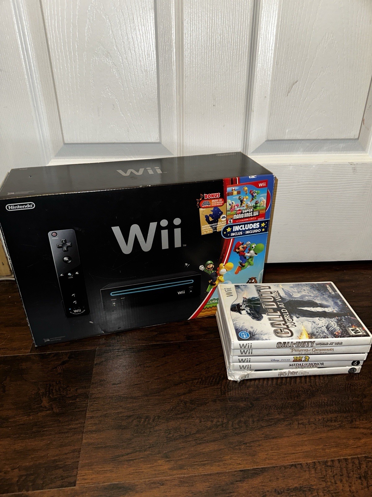 Nintendo Wii RVL-101 Black (New Super Mario Bros) Console Bundle In Box 5 Games