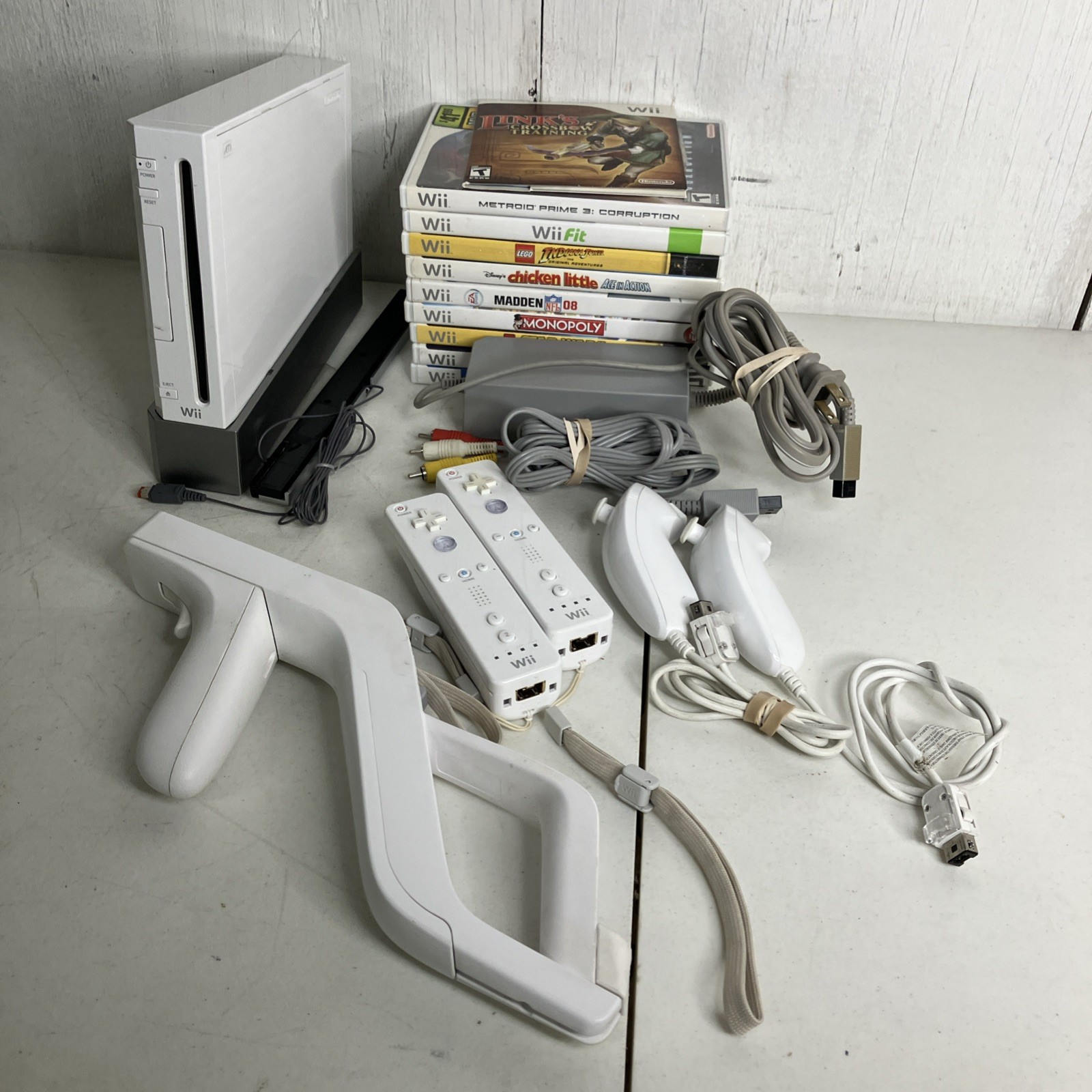 Nintendo Wii Bundle, 2 Controllers 10 Games Metroid Prime 3 Link’s Crossbow Lego