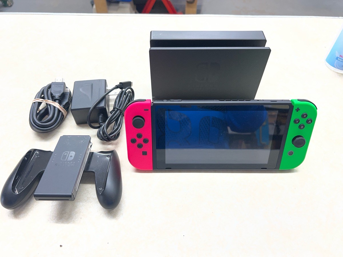 NINTENDO SWITCH HANDHELD CONSOLE HAC-001 – TESTED (WBP017257)