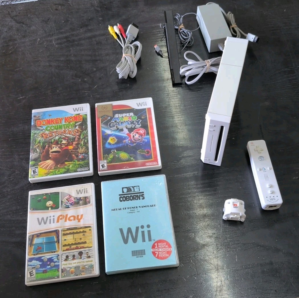 NINTENDO Wii CONSOLE BUNDLE W/ 4 Games Mario Donkey Kong Tested Works Great