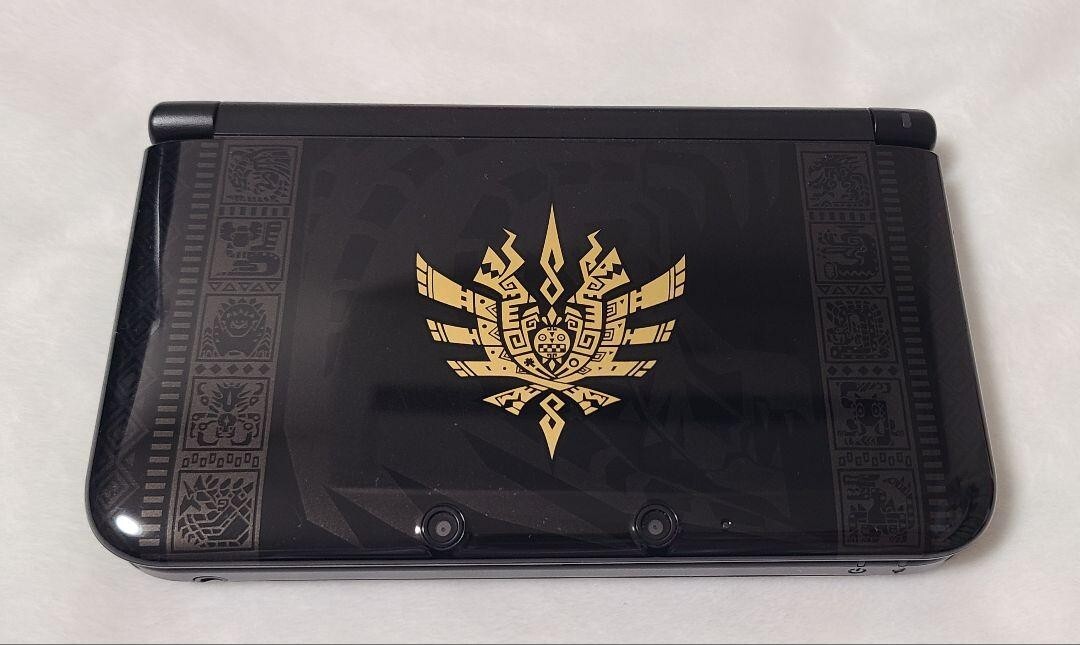 [A-rank] Nintendo 3DS LL XL consoleGore Magala Black with Charger/Stylus