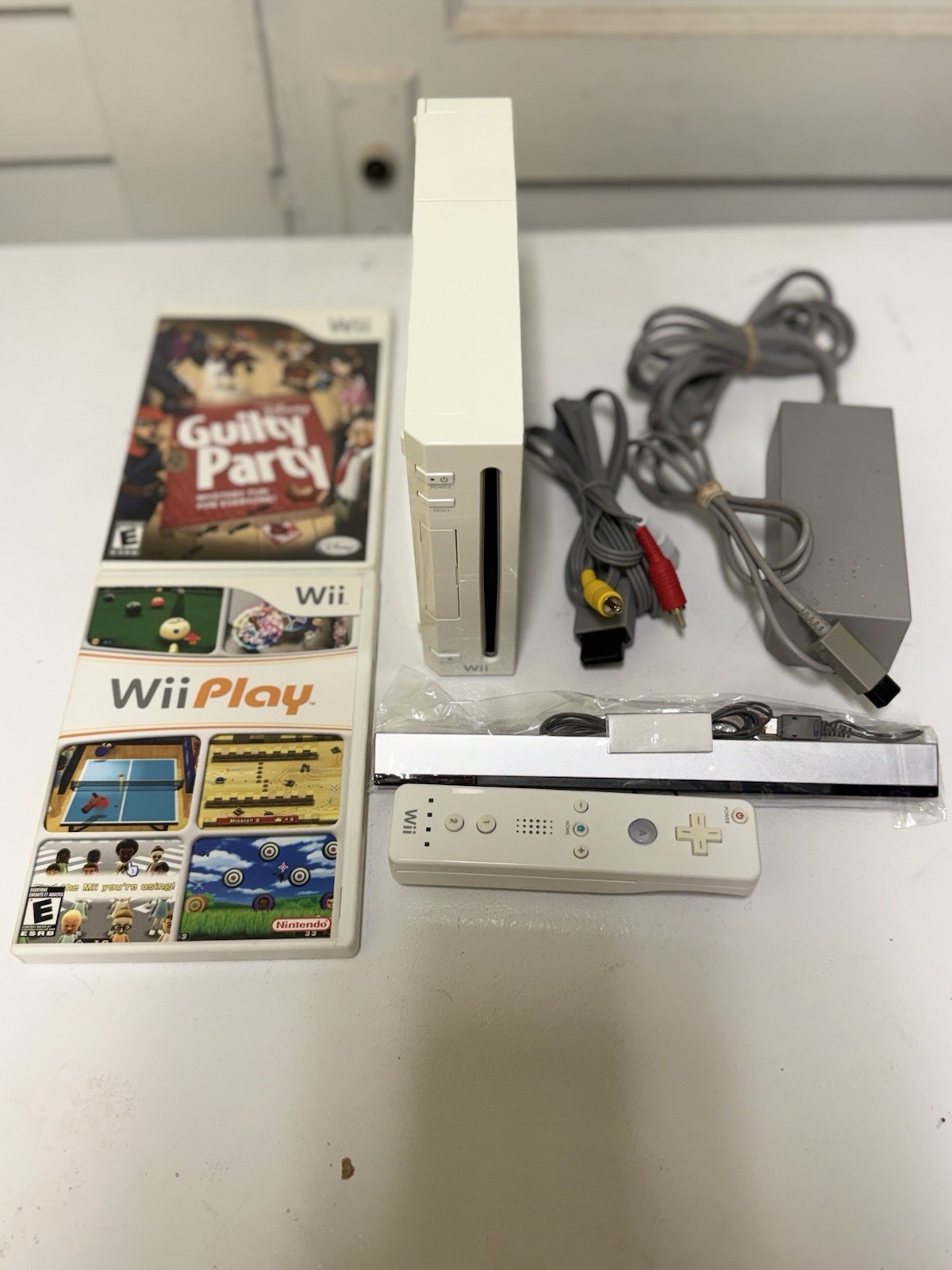 Nintendo Wii Console Bundle(PLAYS GAMECUBE)- White Tested Working