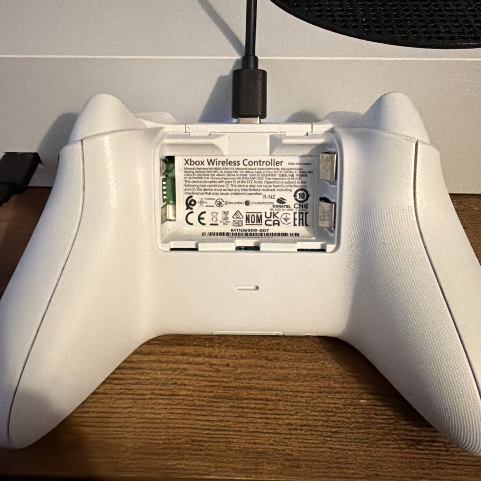 Microsoft Xbox Series S – White, 512GB, White Controller & Rechargeable Battery