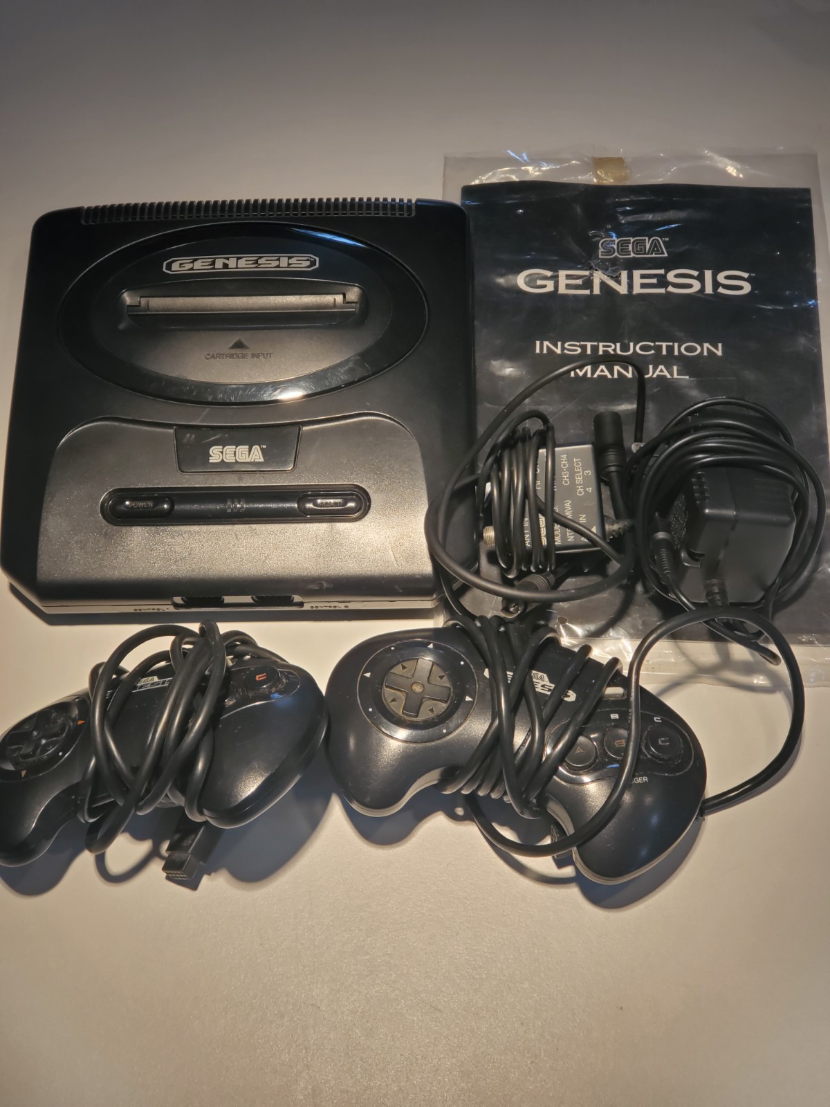 Sega MK-1631 Genesis Console System w/2 control, all cords, power on, no video