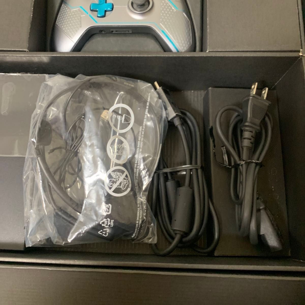 Microsoft Xbox One 1TB – Halo 5: Guardians Limited Edition – Used – Japan Model