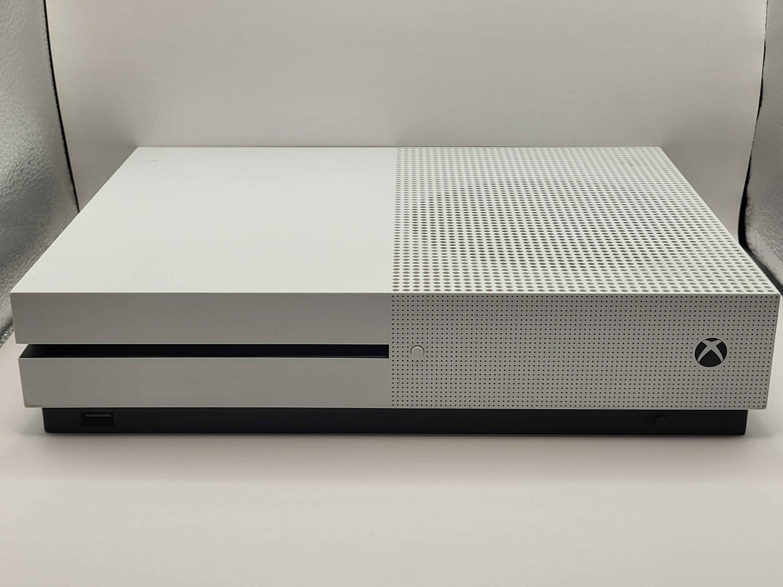 Microsoft Xbox One S 1TB Video Game Console – White CONSOLE ONLY – 2M Warranty