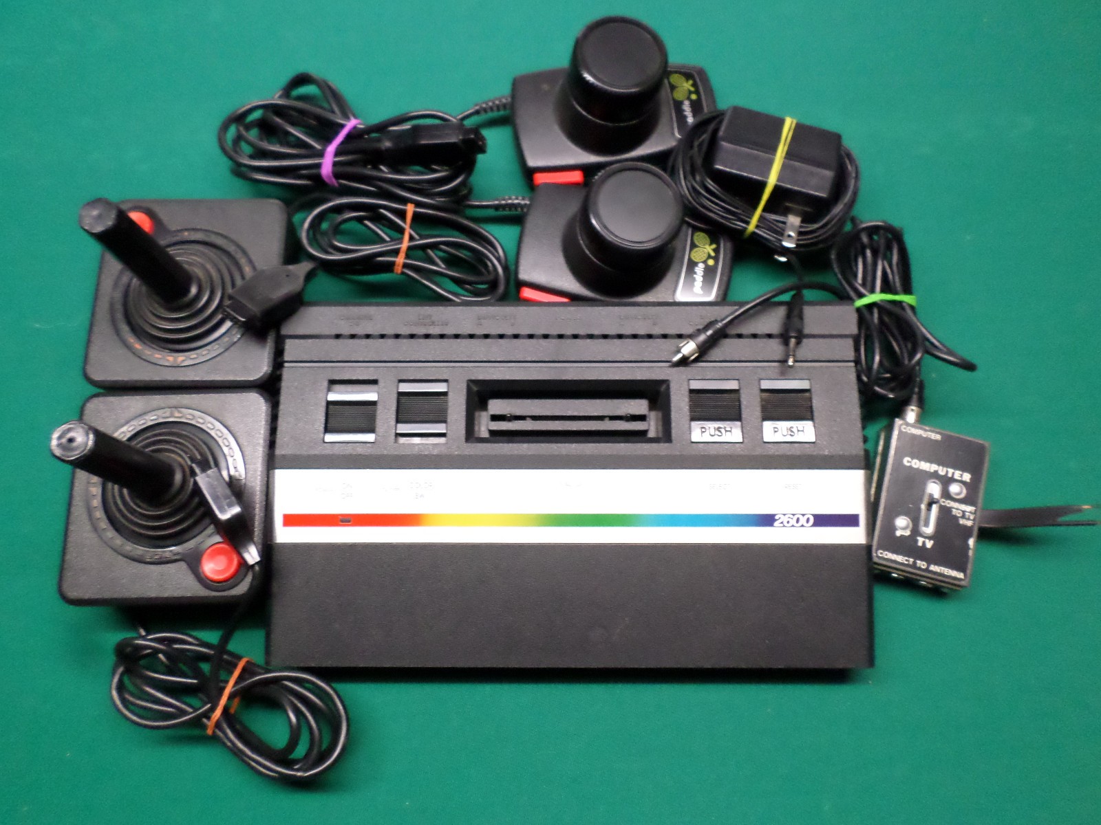 ATARI JR 2600, 19 CASSETTES WITH 2OO GAME VARIATIONS , READ