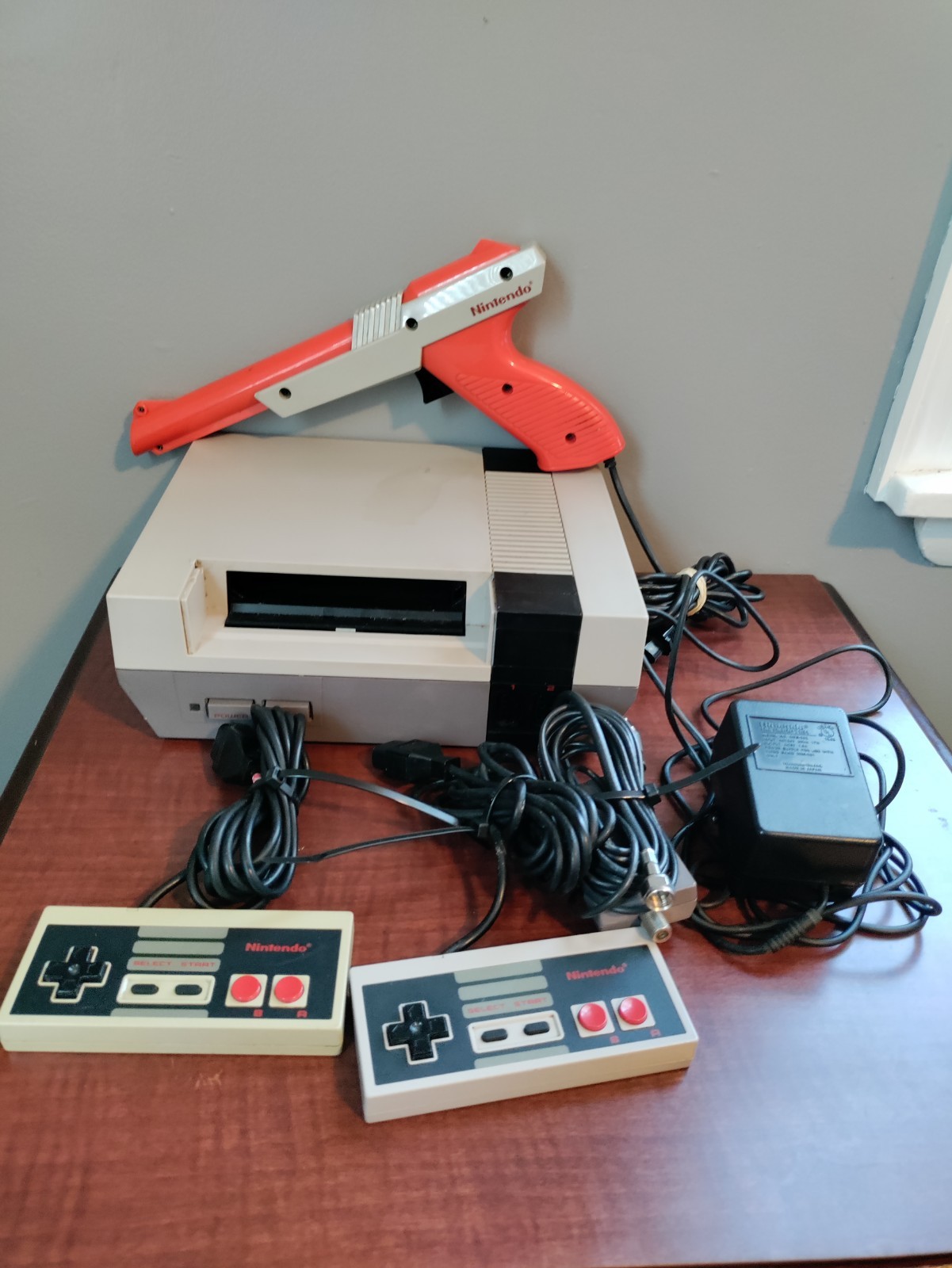 NINTENDO ENTERTAINMENT SYSTEM NES VIDEO GAME CONSOLE W/CONTROLLERS CABLES Works