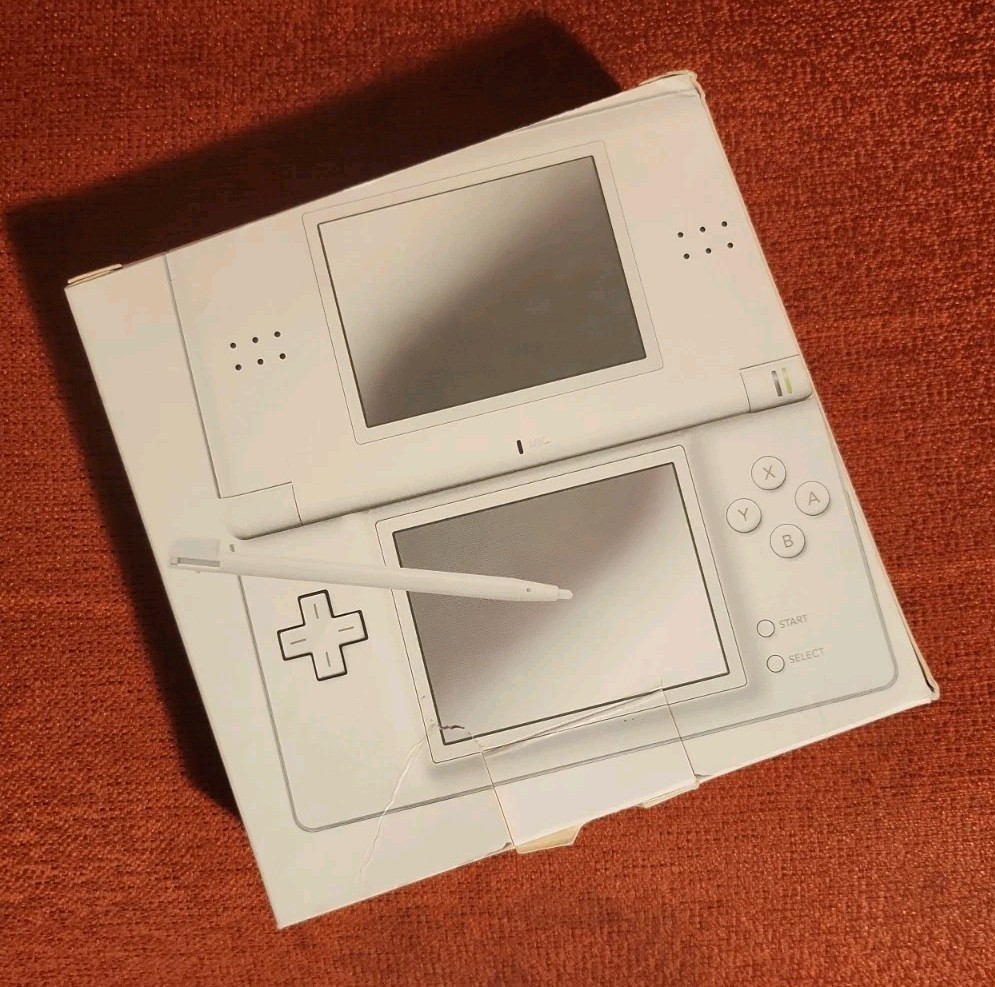 Nintendo DS Lite Handheld System – White (Bottom Screen Corner Issue)