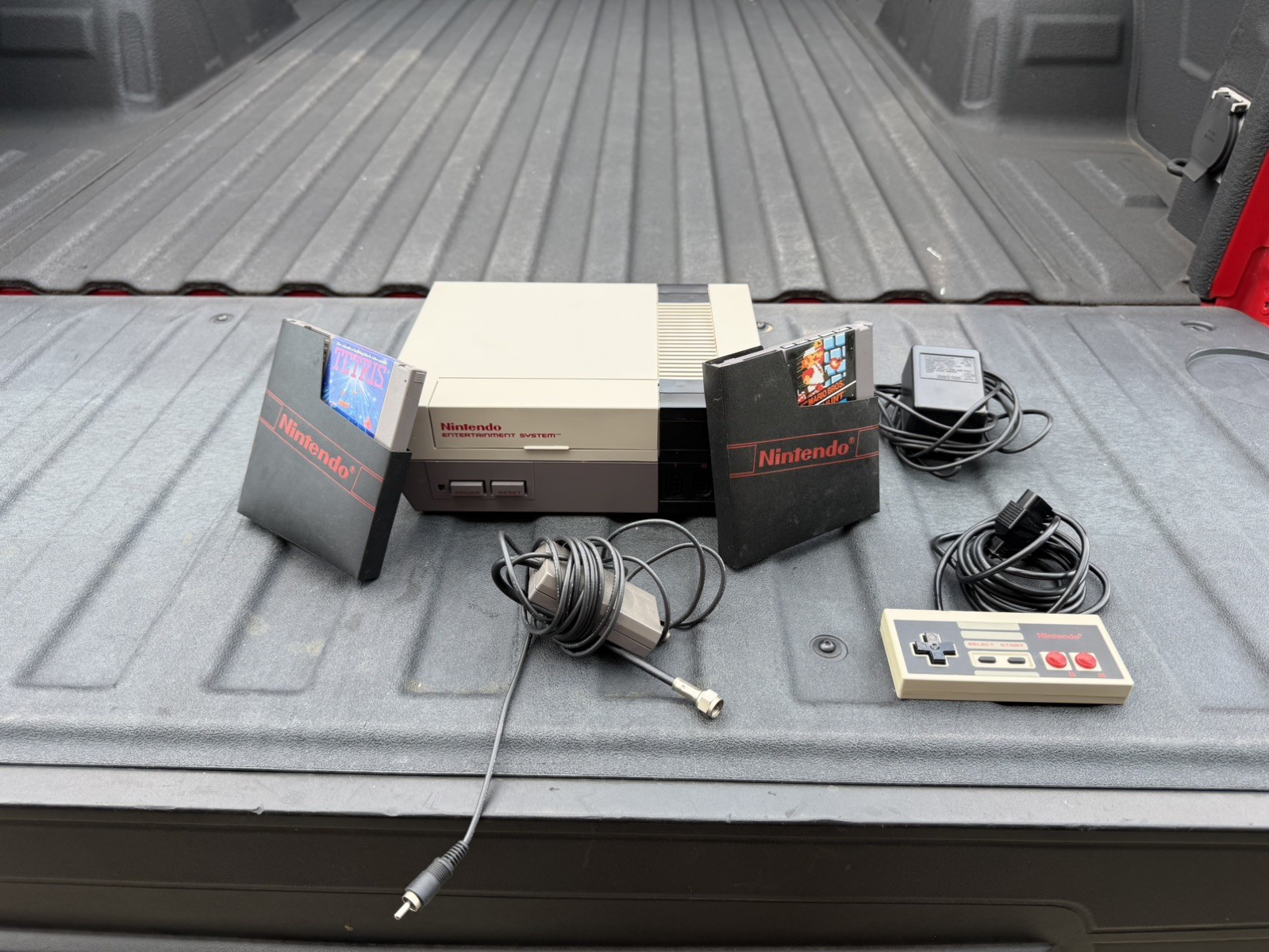 Nintendo NES Console System w/ controller, Tv hookup, Original AC Adapter Games