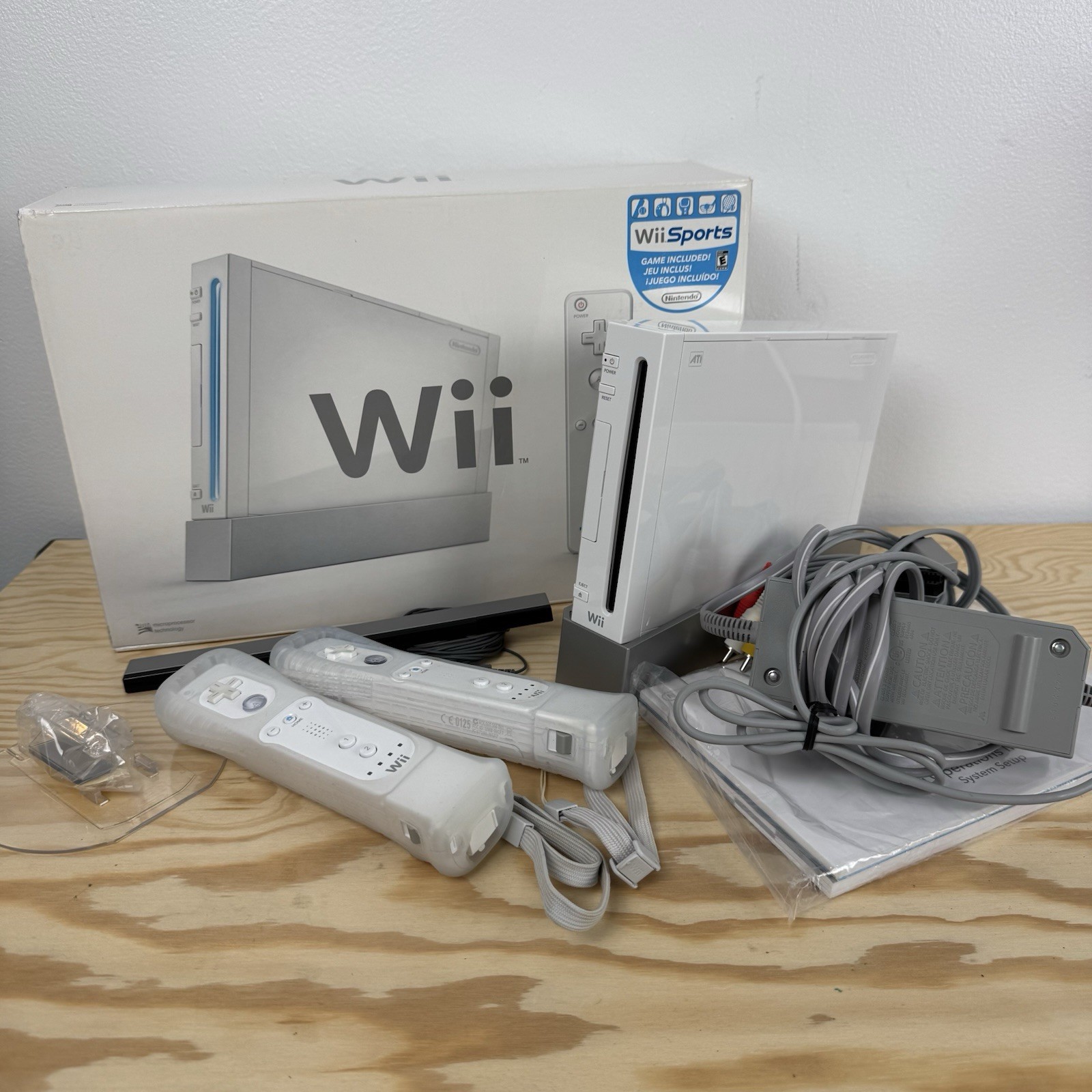 Nintendo Wii Console Bundle White Tested RVL-001 GameCube Compatible In Box