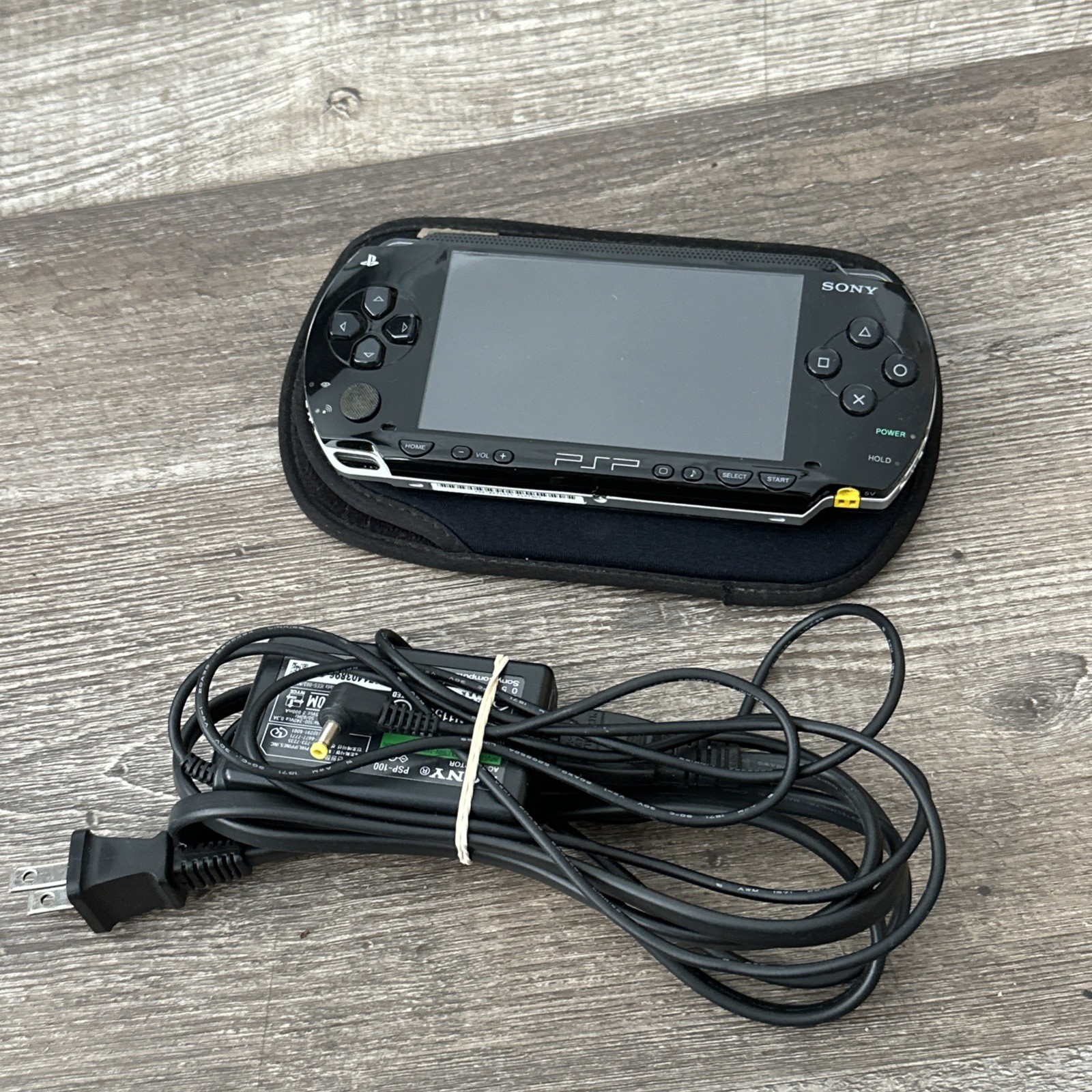 Sony PSP PSP-1001 PlayStation Portable – Black w/ Case and Charger