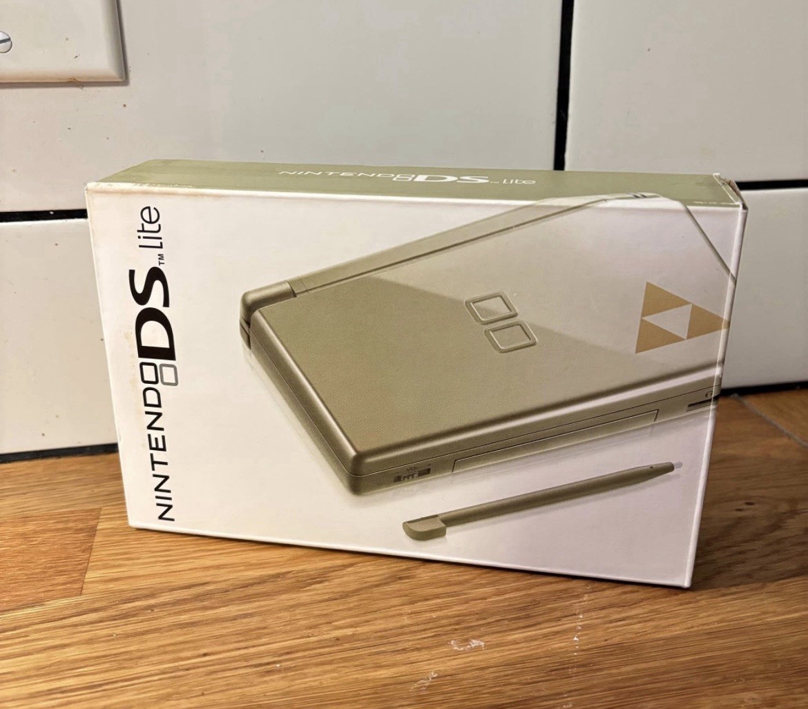Legend of Zelda Triforce Nintendo DS Lite Handheld Gold Special Edition In Box