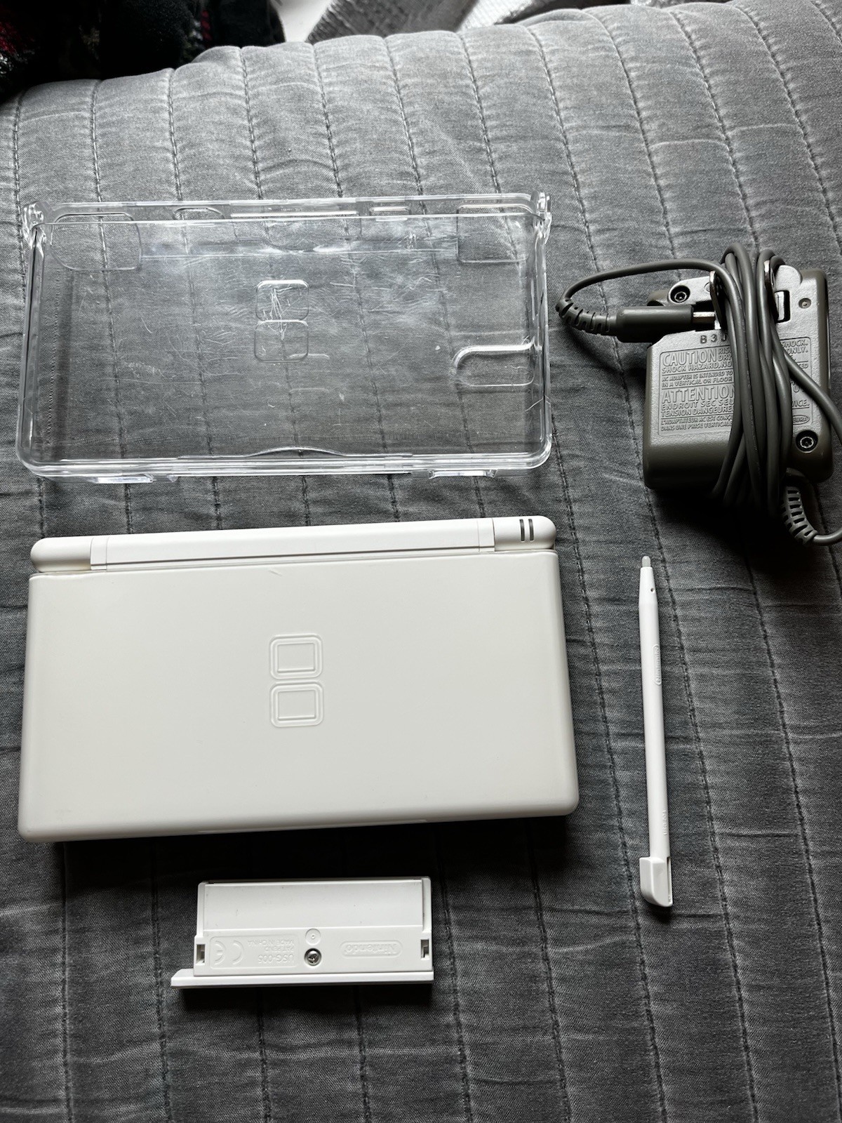 Nintendo DS Lite White Handheld Console Touchscreen w/ Stylus Charger Case
