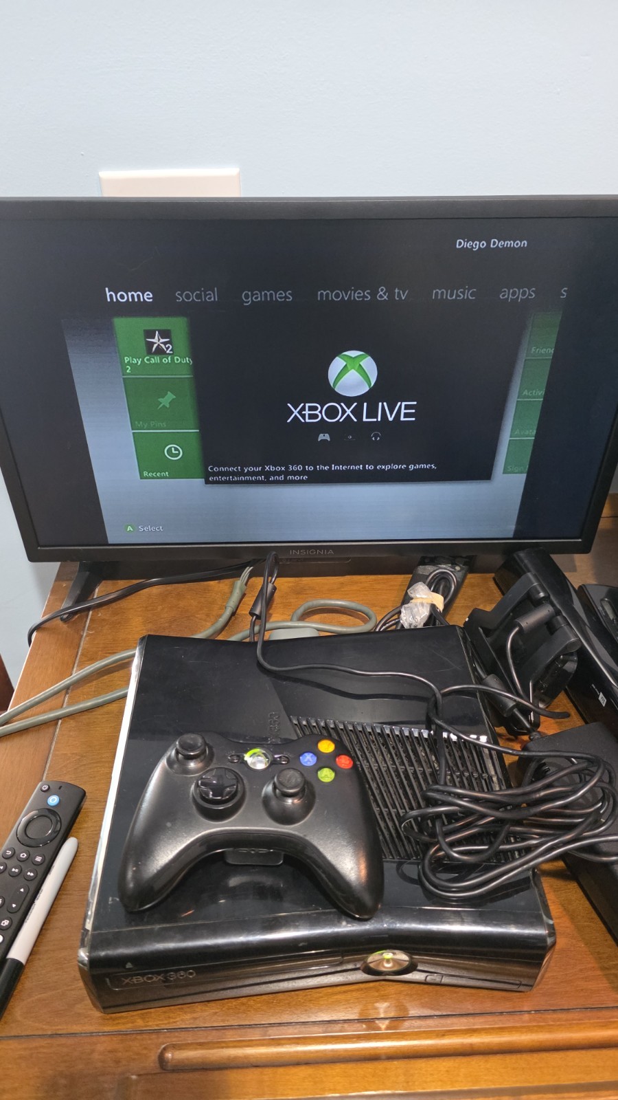 Microsoft Xbox 360 S with Kinect 250GB Glossy Black Console (NTSC) Cords Games &