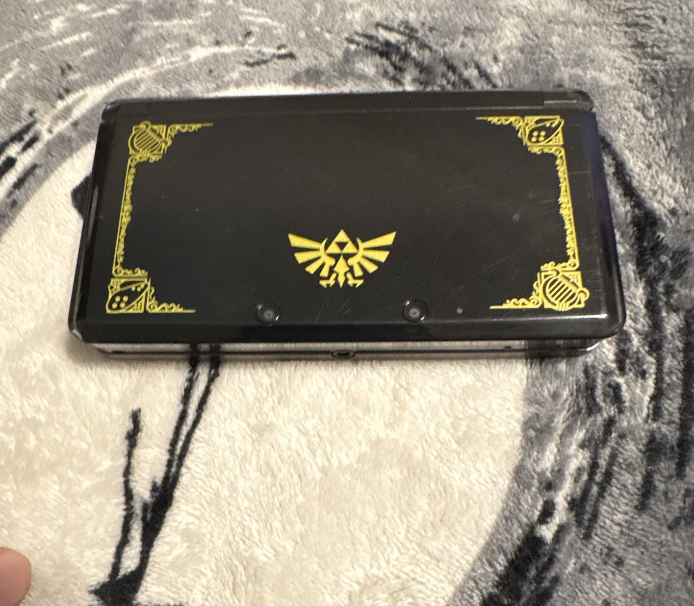Nintendo 3DS Legend of Zelda Edition Handheld System Black/Gold Headphone Jack
