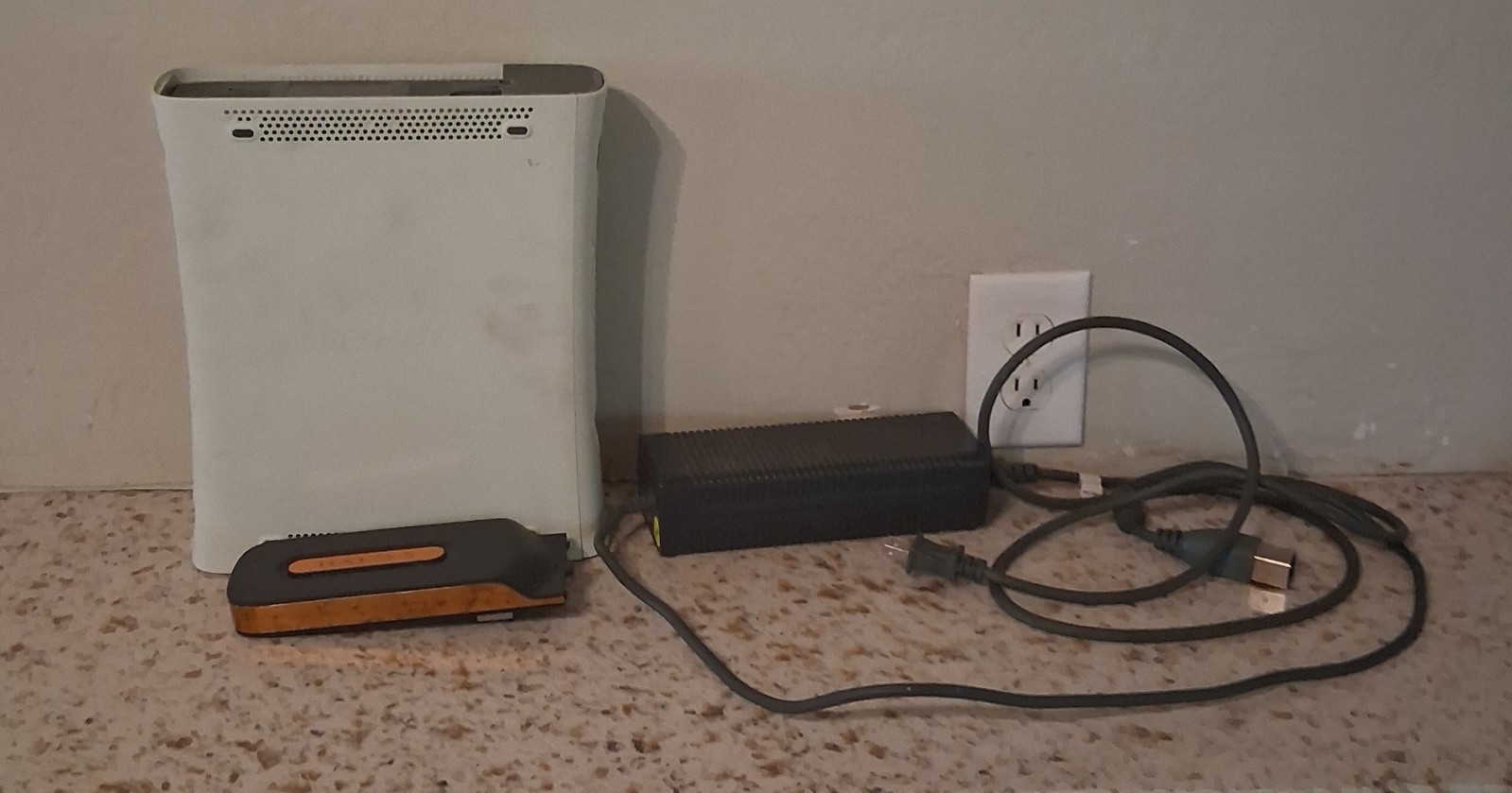 Xbox 360 – Tested works, w/cable and halo 3 hard drive, gaming console