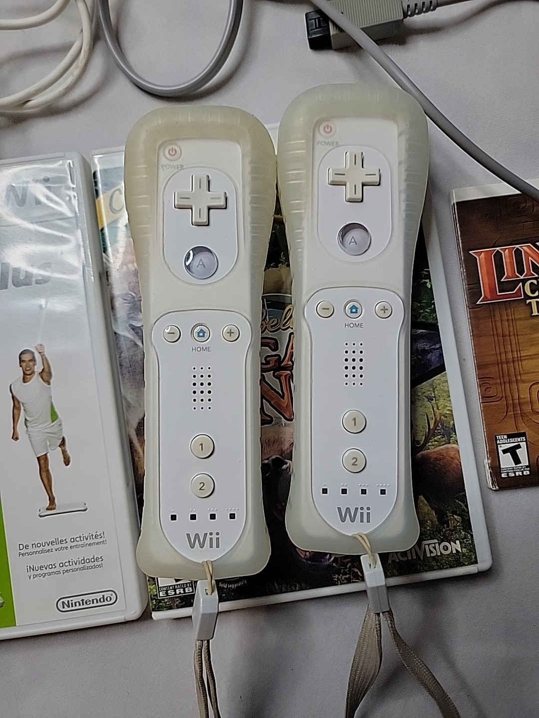 Nintendo Wii Console Bundle 3 Games 2 Remotes 2 Nunchuks Sensor Bar Cables