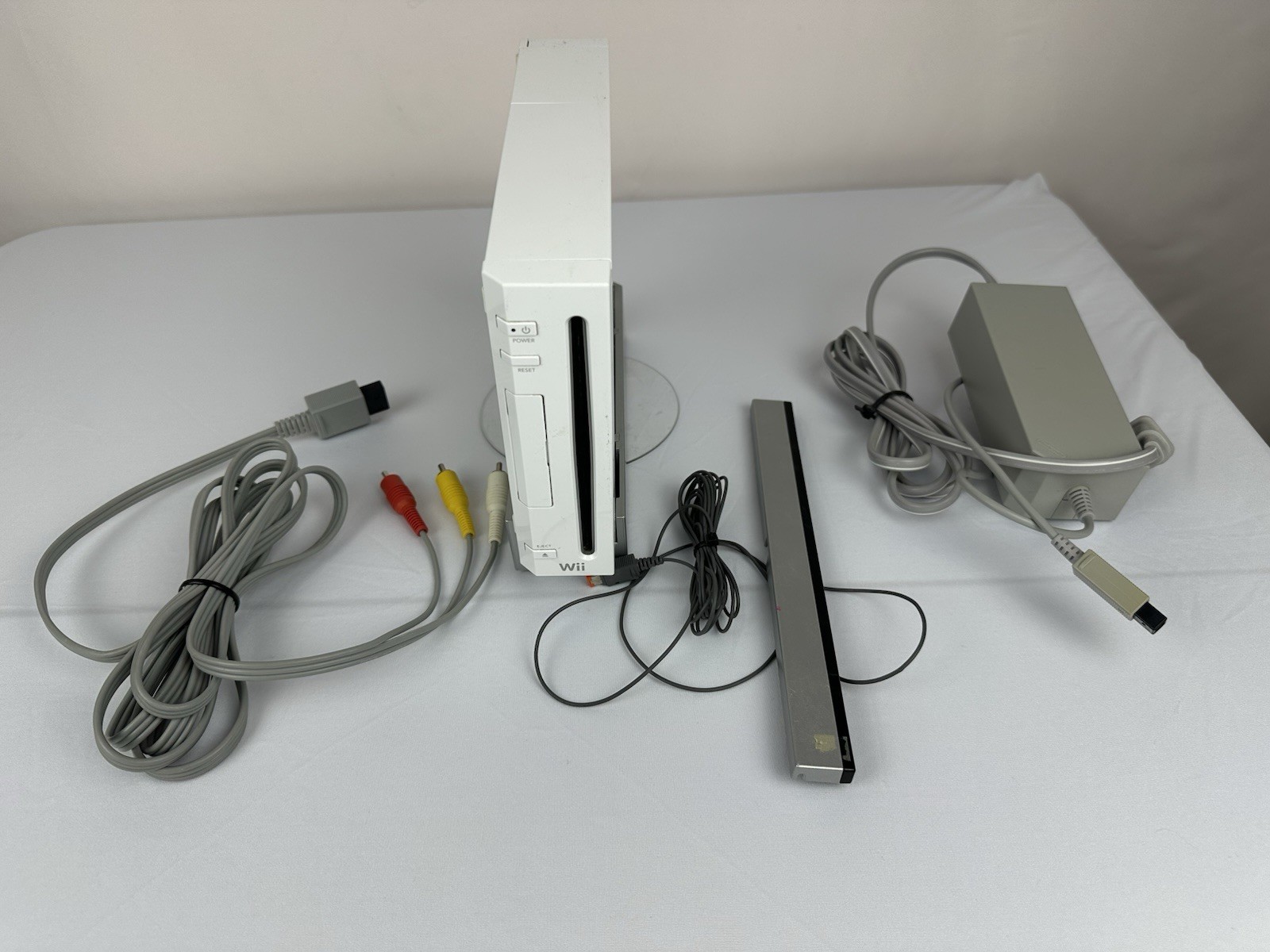 White Nintendo Wii Console, Sensor Bar, Stand & Cables FOR PARTS OR REPAIR ONLY