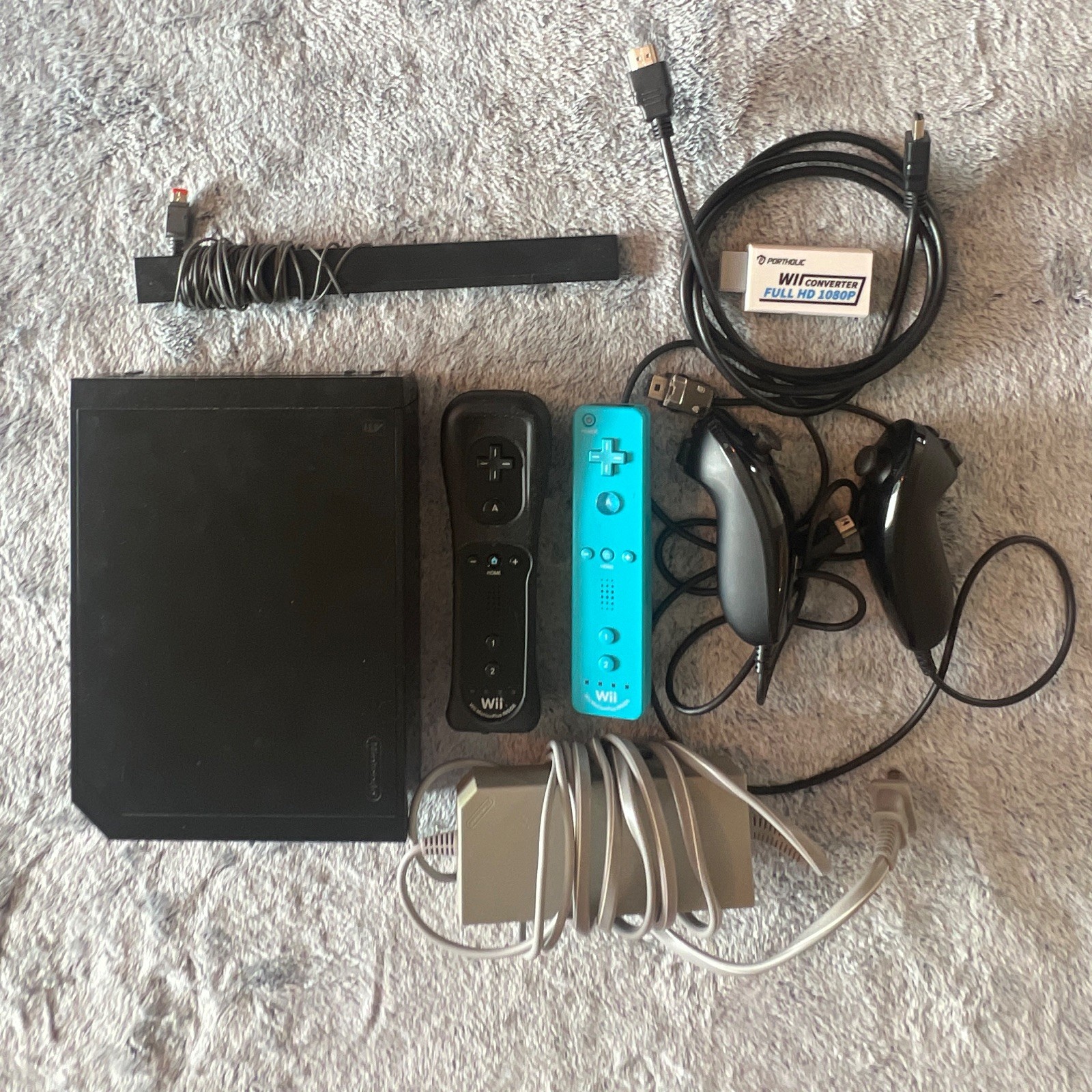 Nintendo Wii Black Console RVL-101, 2 Wii Remotes, 2 Nunchucks, HDMI adapter