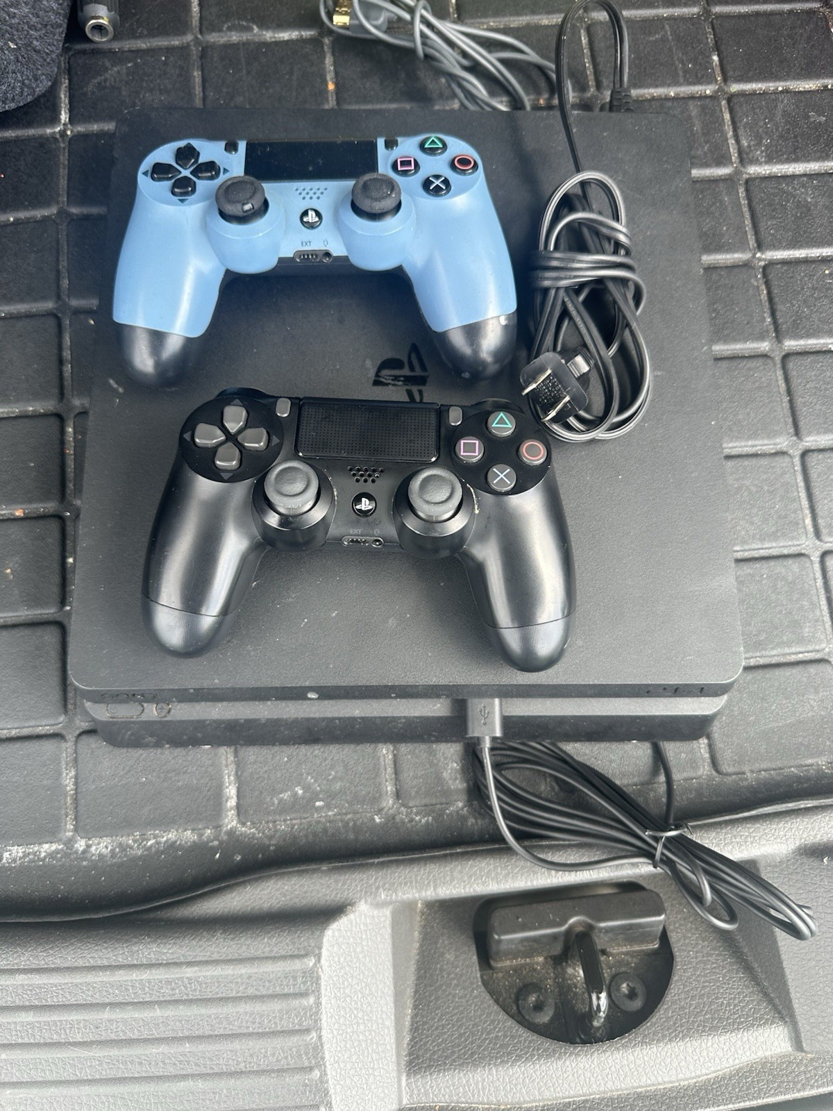 Sony PS4 Slim 1 Black Console Blu-Ray Compatible + 2 DualShock 4 (NEGOTIABLE)