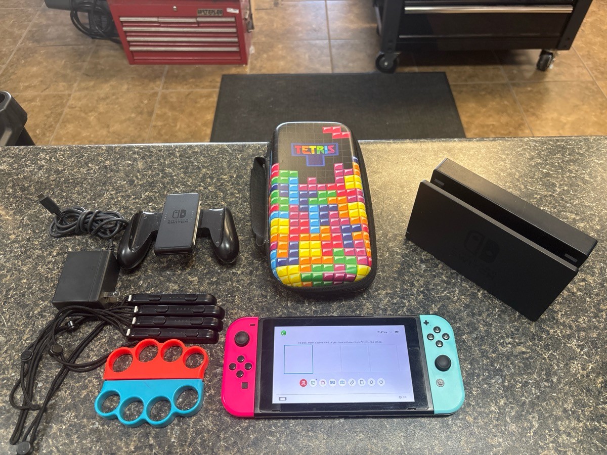 USED NINTENDO SWITCH HAC-001 VIDEO GAME CONSOLE PORTABLE (QUI004883)
