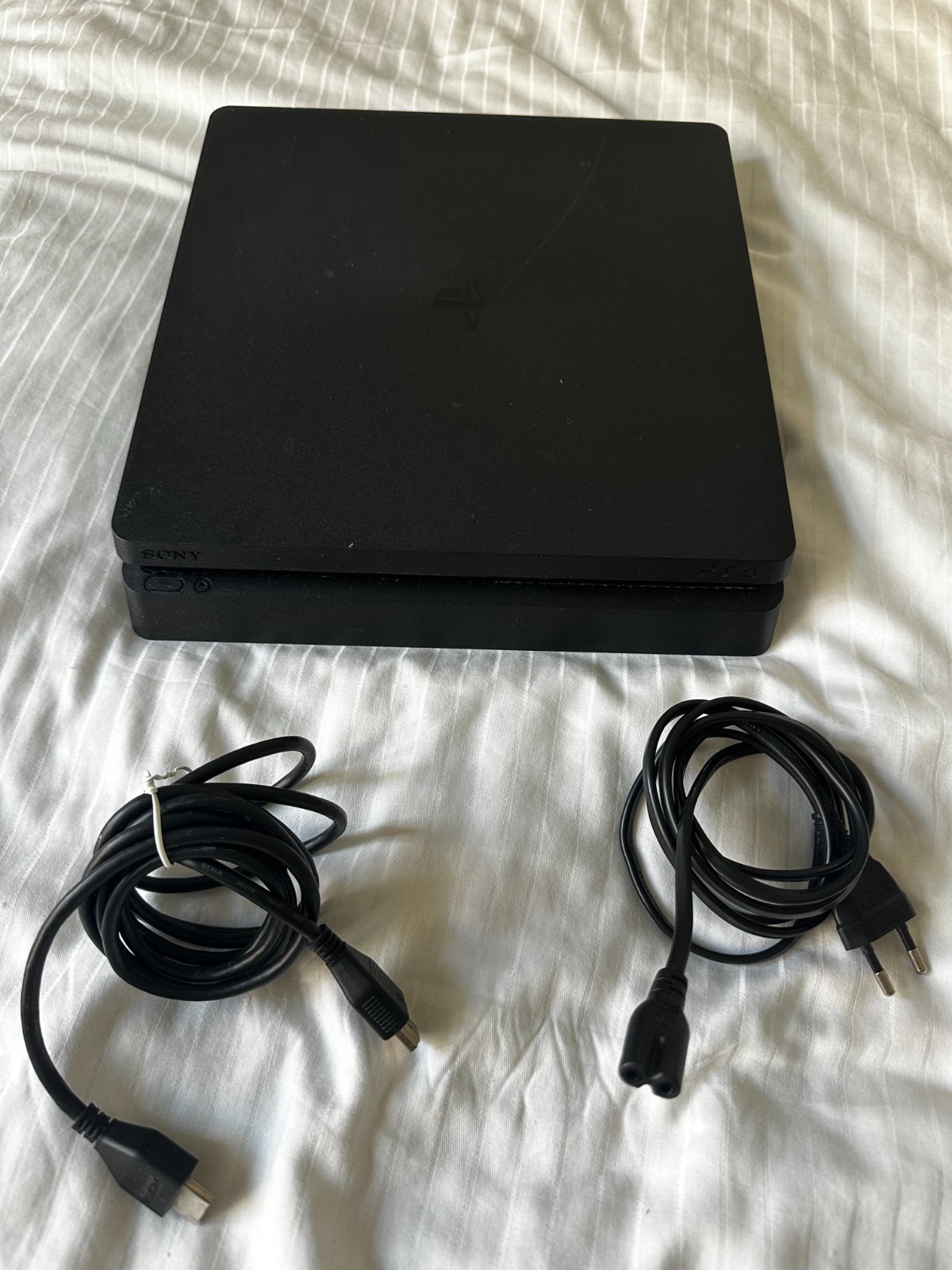 PS4 Slim 1TB (CUH-2116B) – FOR PARTS / NOT WORKING – Blue Light Issue