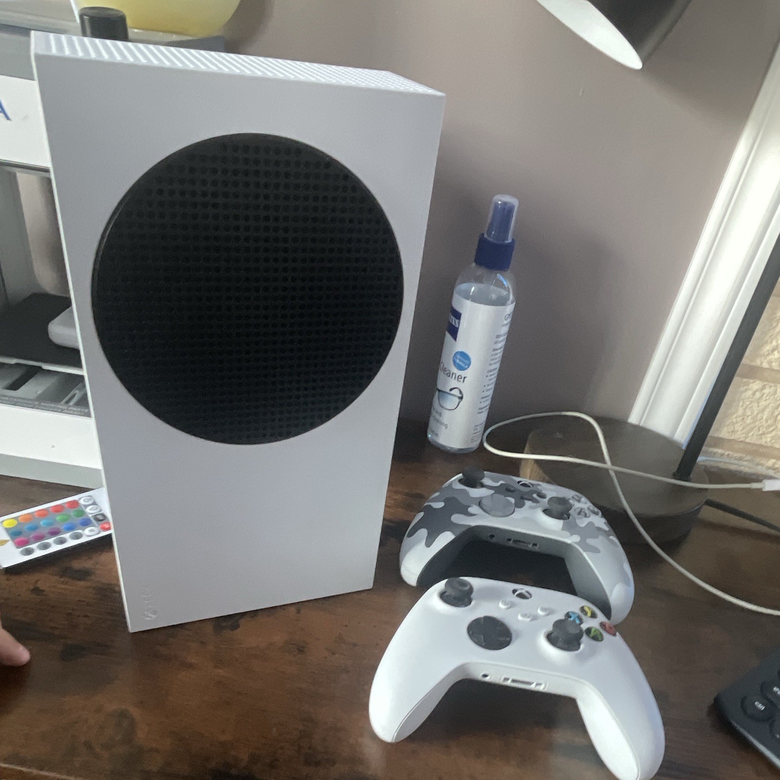 Microsoft Xbox Series S White 1TB 1440p Wi-Fi HDMI + 2 Controllers