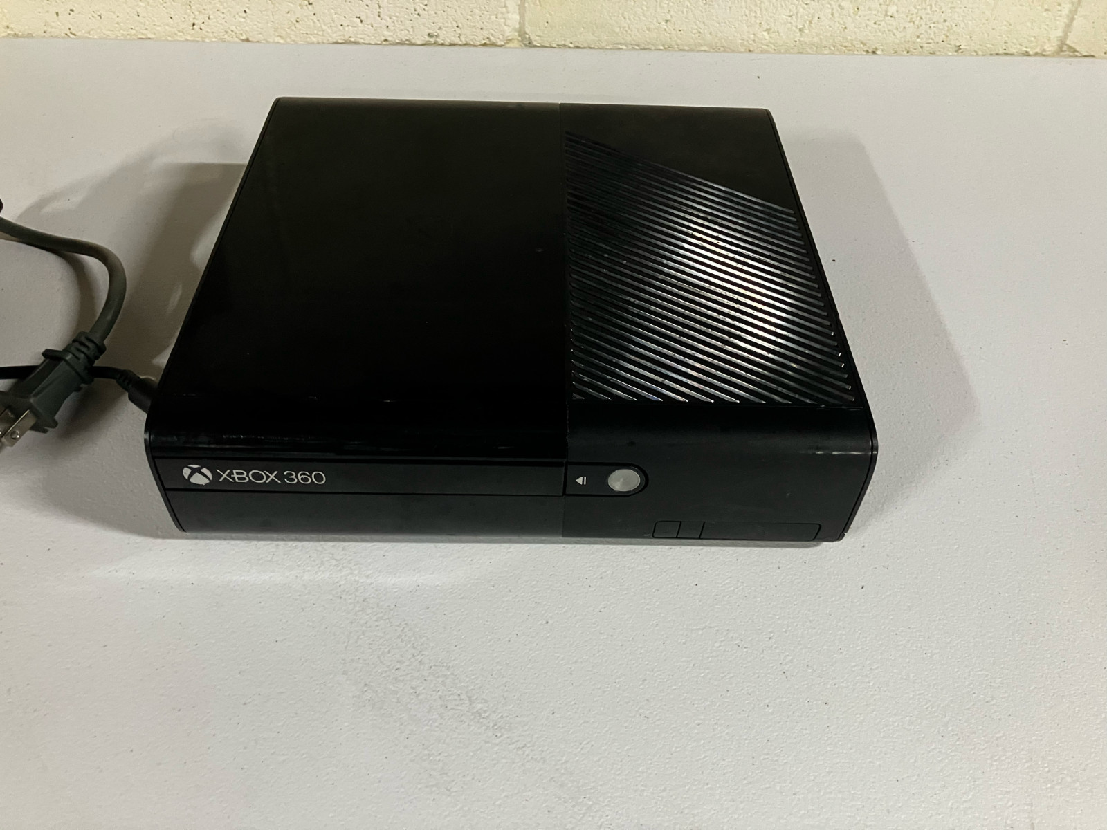 Microsoft Xbox 360 E Console (250GB, Bundle)