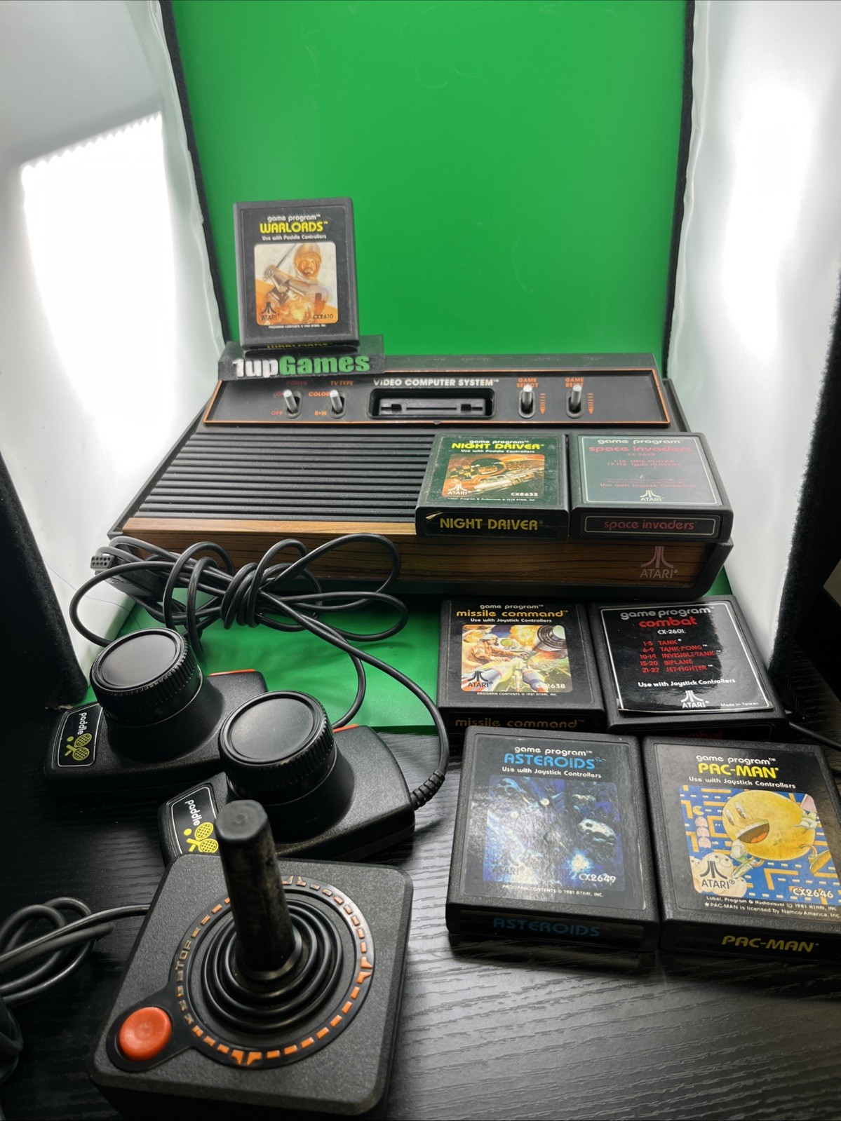 Vintage Atari 2600 Video Computer Gaming System With 7 Games & 1 Joysticks((T34)