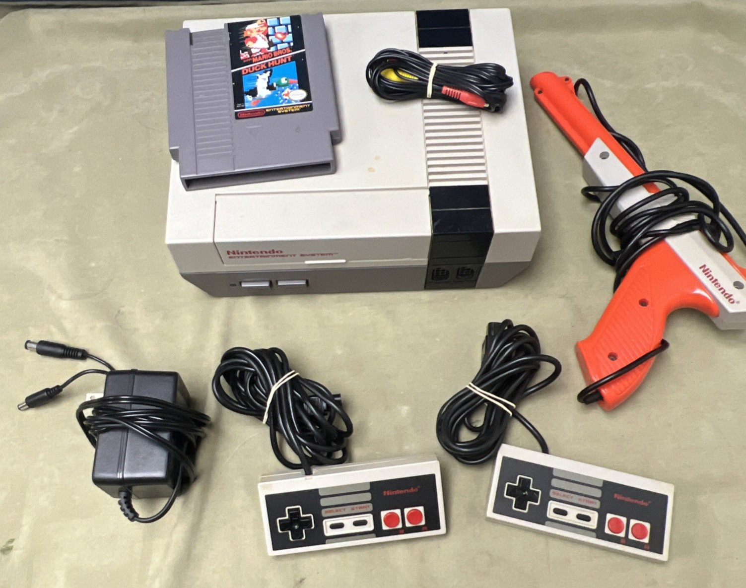 Nintendo NES 1985 Gray Console System Controllers 1 Game Works NES-001 Original