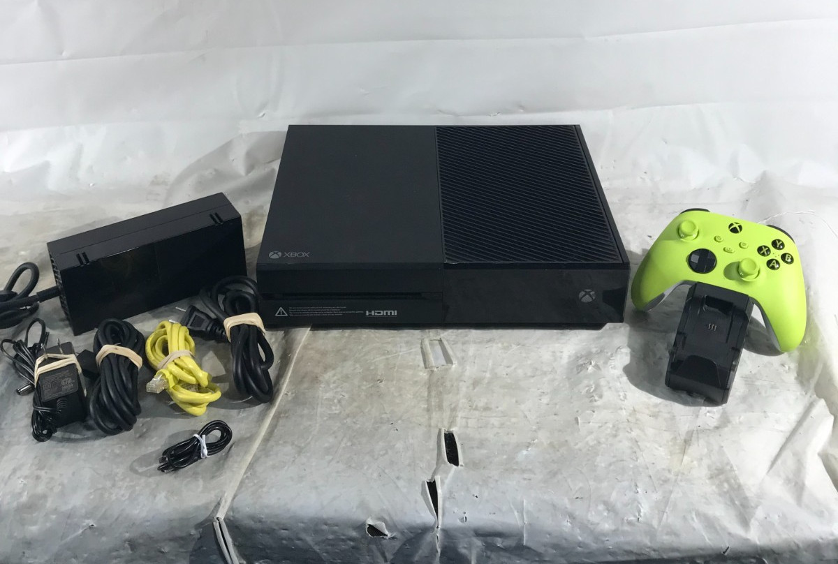 Xbox One w/ Controller, Charging Port & Accs