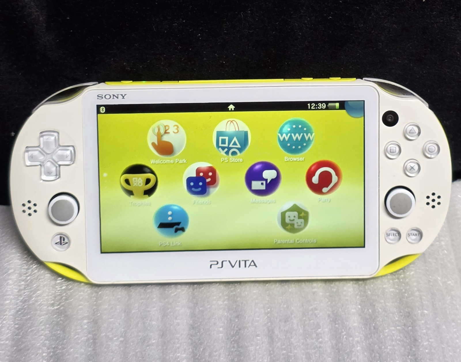 Sony PS Vita PCH-2000 1GB Lime Green/White Handheld Console