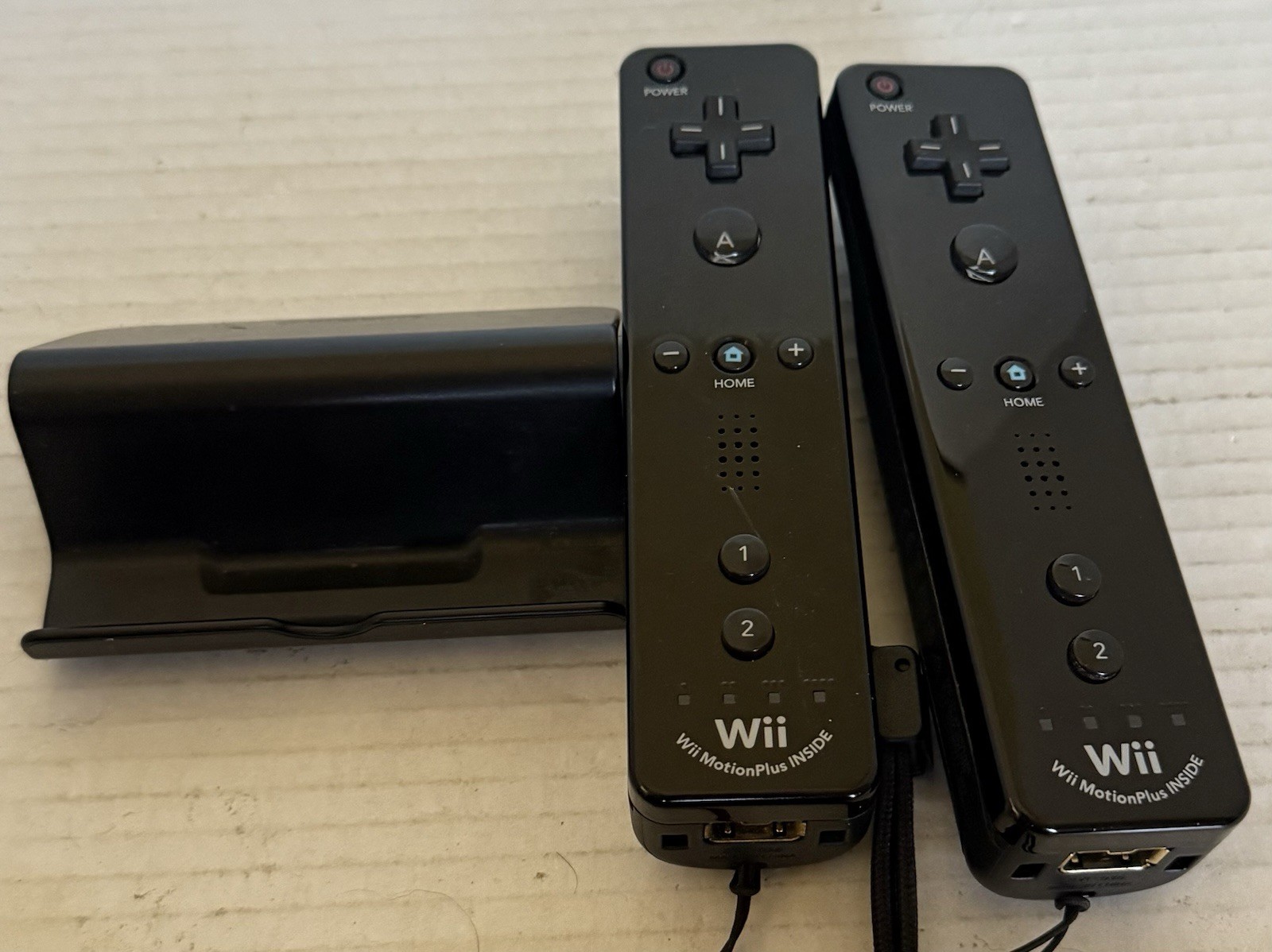 Nintendo Wii U 32GB System WUP-101(02) 2 Remotes, Gamepad, Pro Controller, Wires