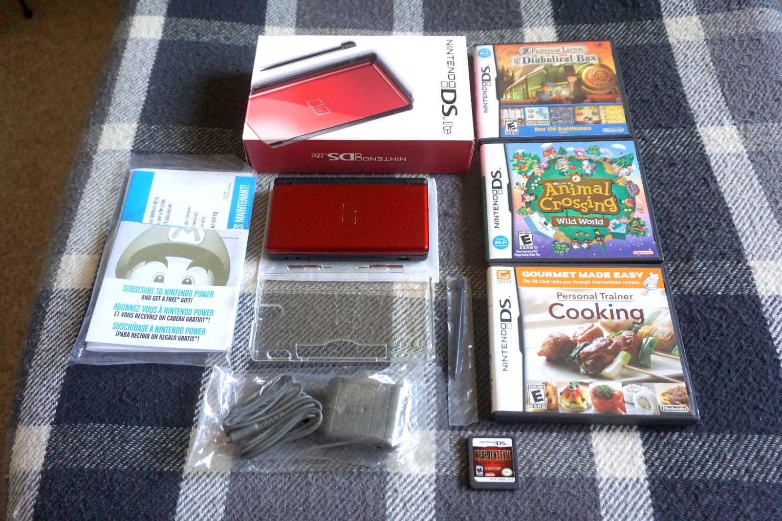 Nintendo DS Lite Handheld System – Crimson / Black with Original Box + 4 Games