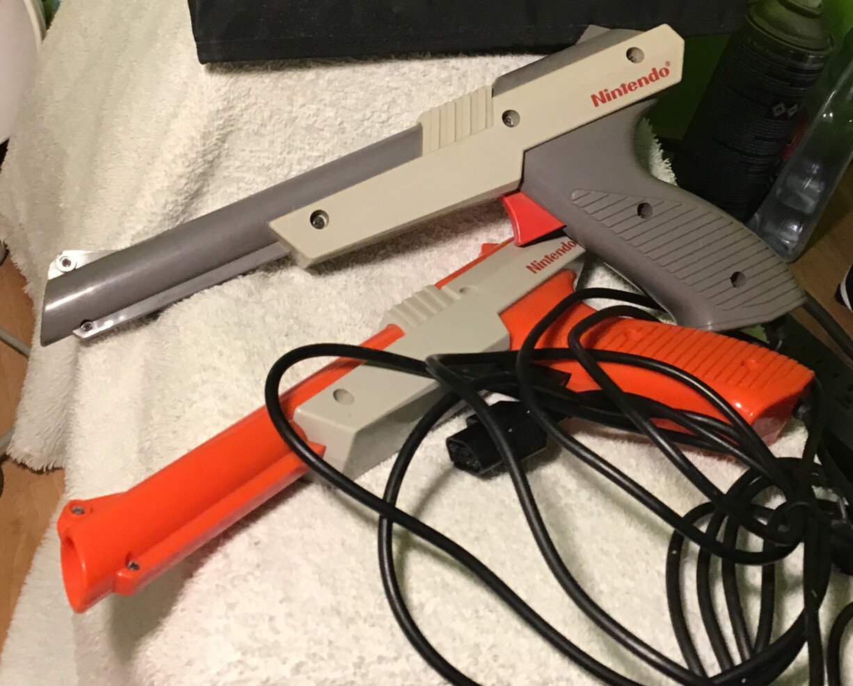 Nintendo NES Console 4 Controllers 2 Zappers Mario 3 Super Mario Bro Duck Hunt