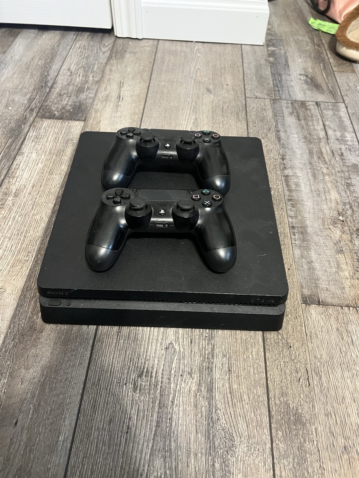 Sony PlayStation 4 500gb Jet Black Console With Two Controllers and NO WIRES