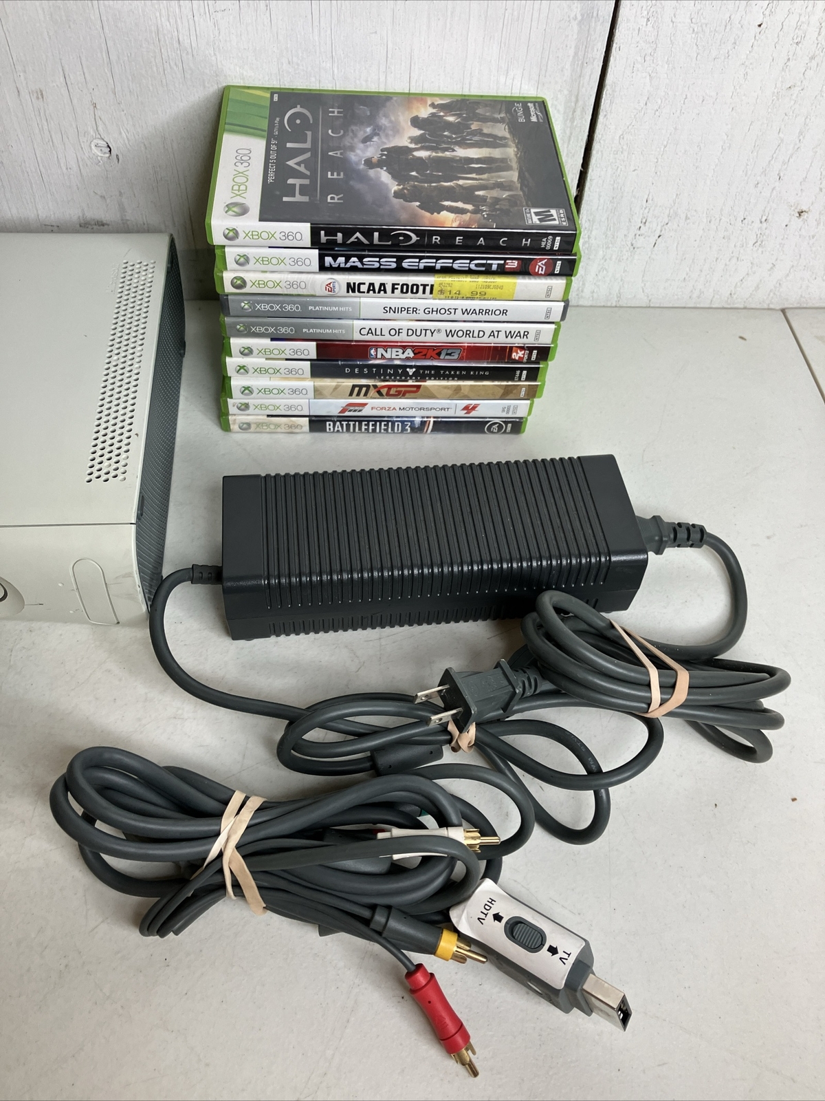 Xbox 360 White Console 60GB 1 Controller 10 Game Bundle Halo Reach Mass Effect 3