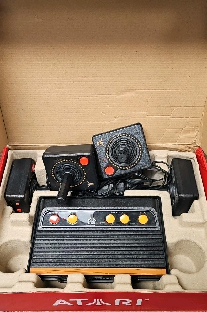 Atari Flashback 6 Classic Game System w/ 100 Built-in Games 4 Game Controllers!