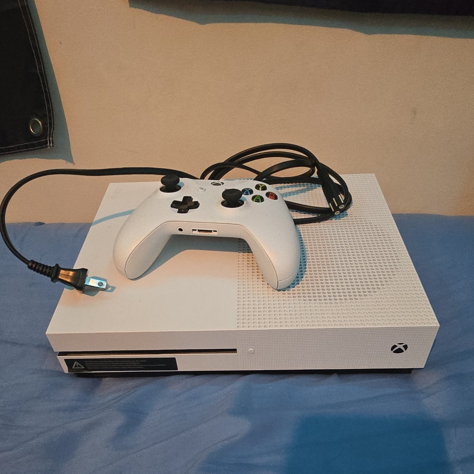 Microsoft Xbox One S 1TB White 4K UHD Console MPN 1681 w/ Wireless Controller