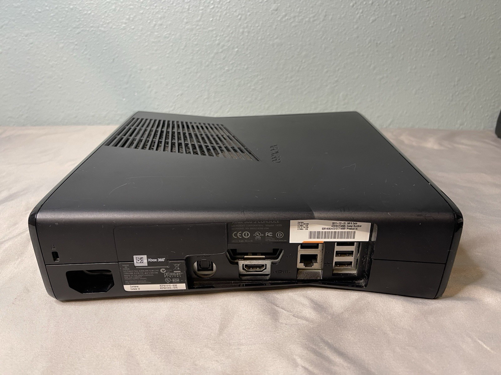 Xbox 360 S Video Game Console 4GB Model 1439 w/10Games & Controller & Kinect