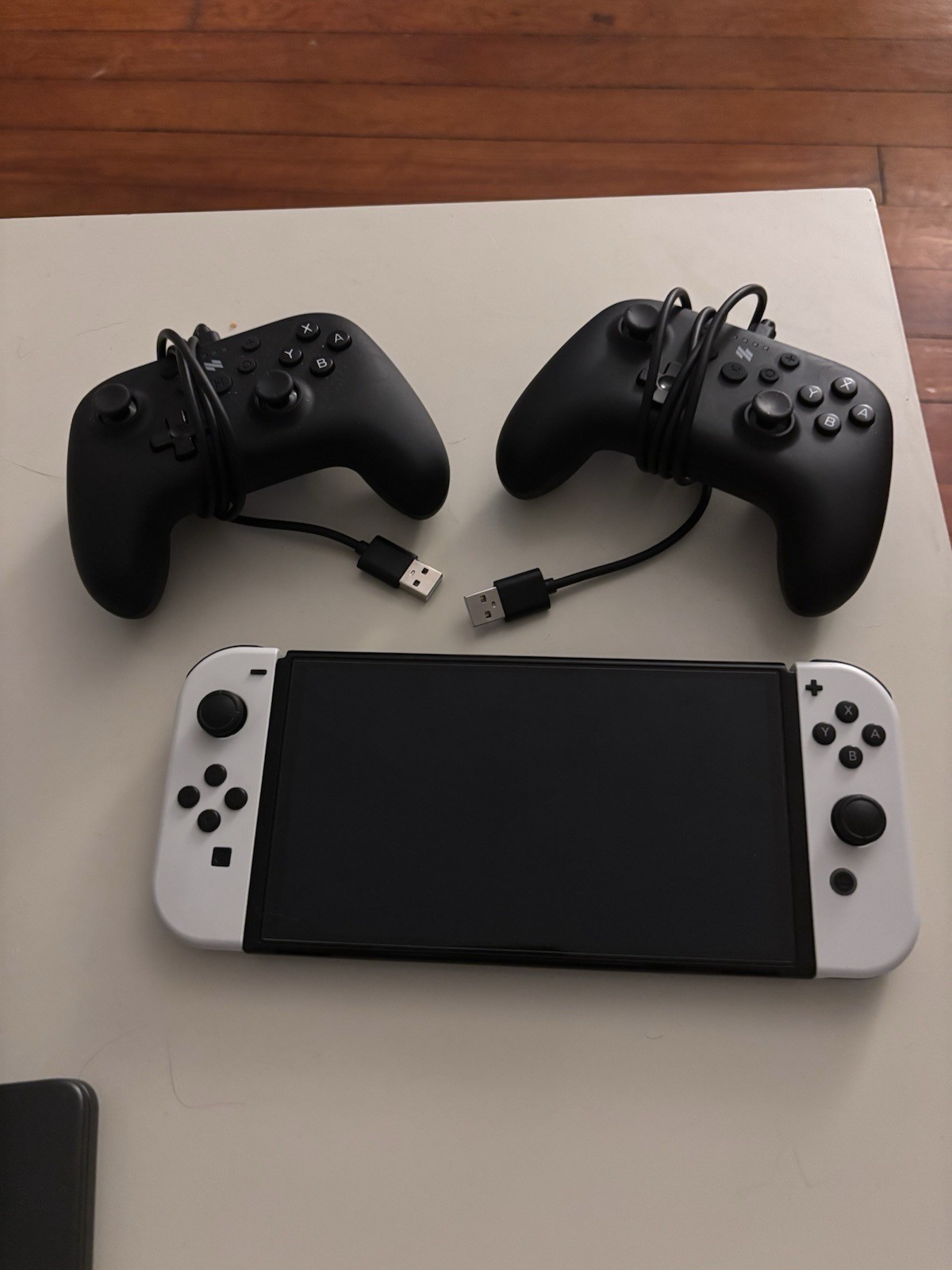 Nintendo Switch OLED Console White Joy-Con 64GB Wi-Fi USB-C + 2 Wired Pads