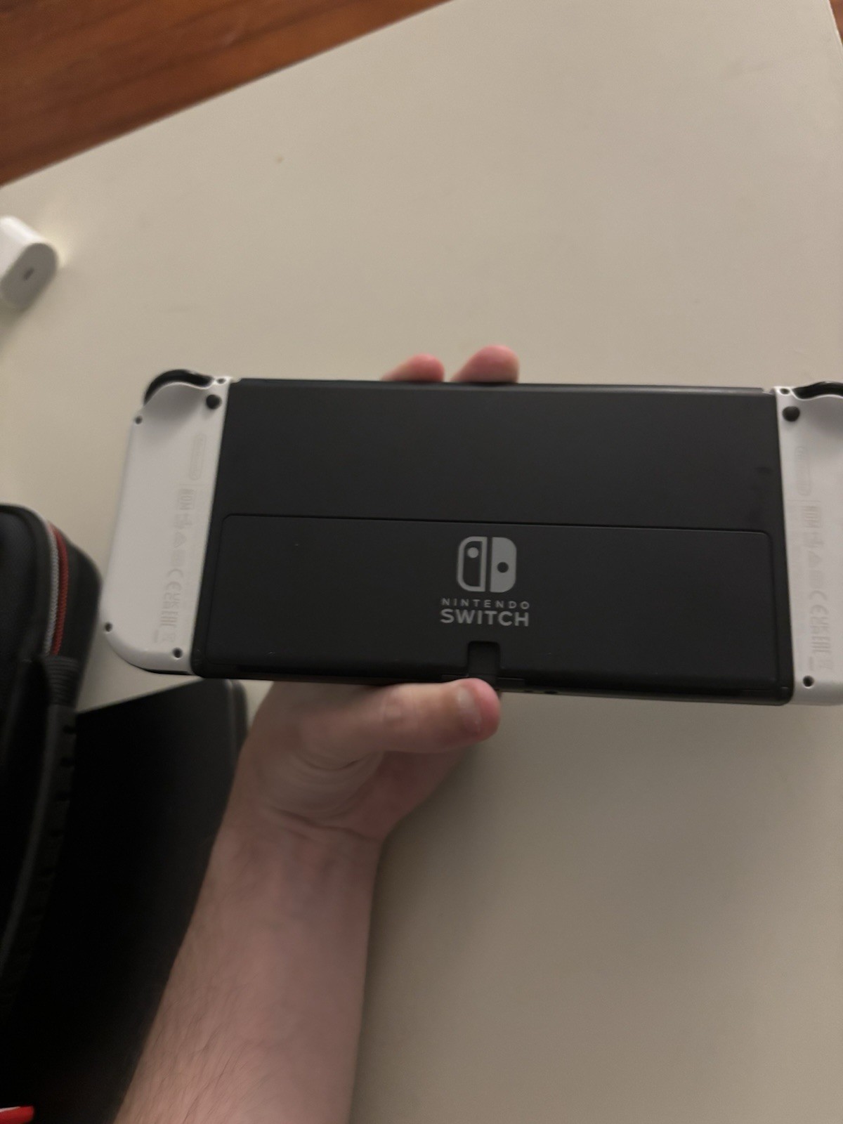 Nintendo Switch OLED Console White Joy-Con 64GB Wi-Fi USB-C + 2 Wired Pads