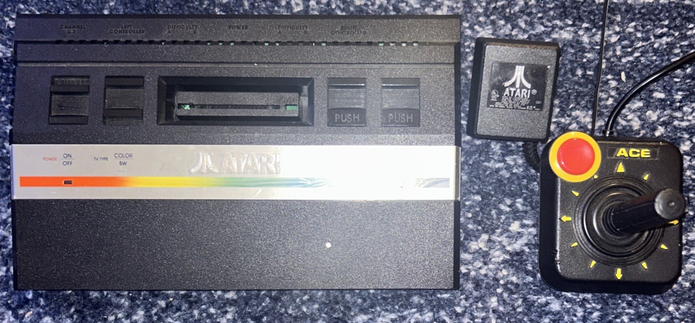 Atari 2600 With ace controller and power cables. POWERS ON