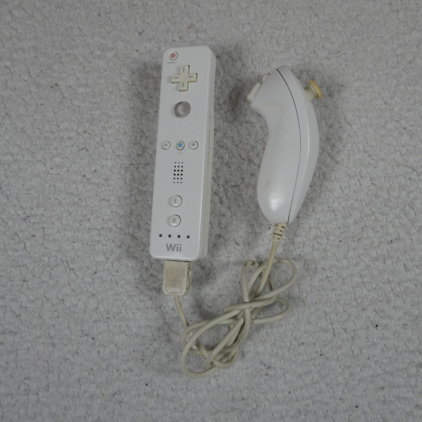 Wii Nintendo White Gaming Console w/ Cables and Controller